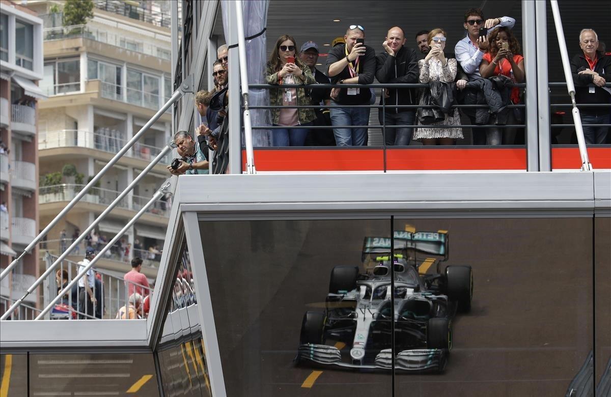 El piloto de Mercedes, Valtteri Bottas, se refleja en el cristal del paddock durante la segunda sesión de práctica en Mónaco. La carrera de Fórmula 1 se celebrará el domingo.