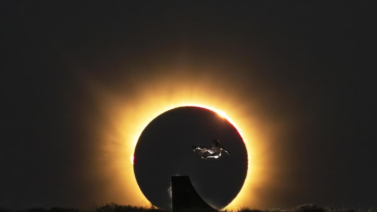 Danny León logra la imagen más espectacular del eclipse