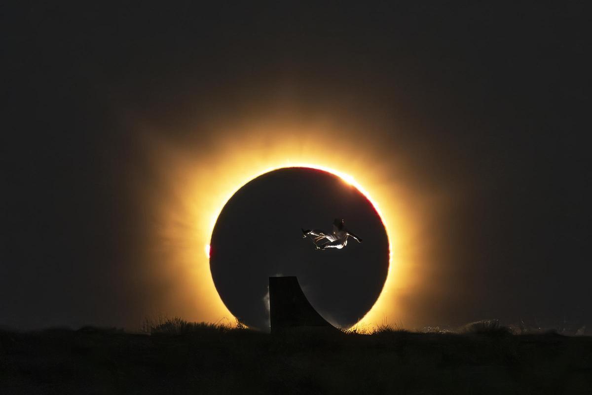 Danny Leon, en el salto durante el eclipse
