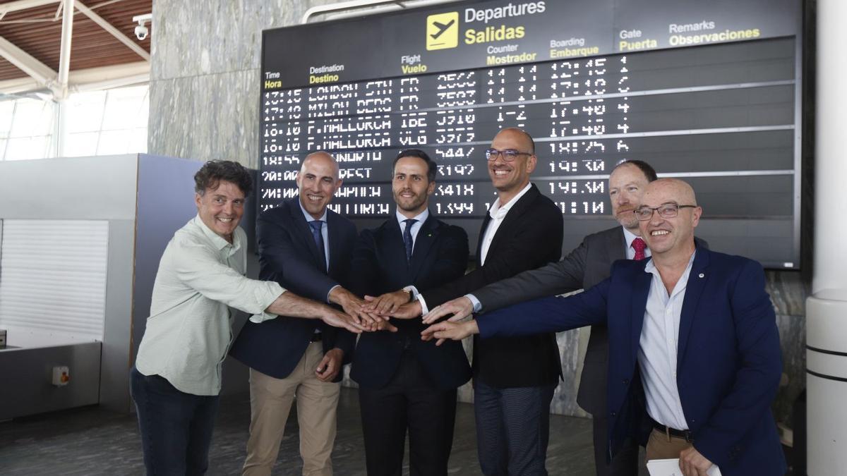 El director general de Transportes y el responsbale de Binter, con representantes de la Casa de Canarias, el aeropuerto y el Ayuntamiento de Zaragoza.