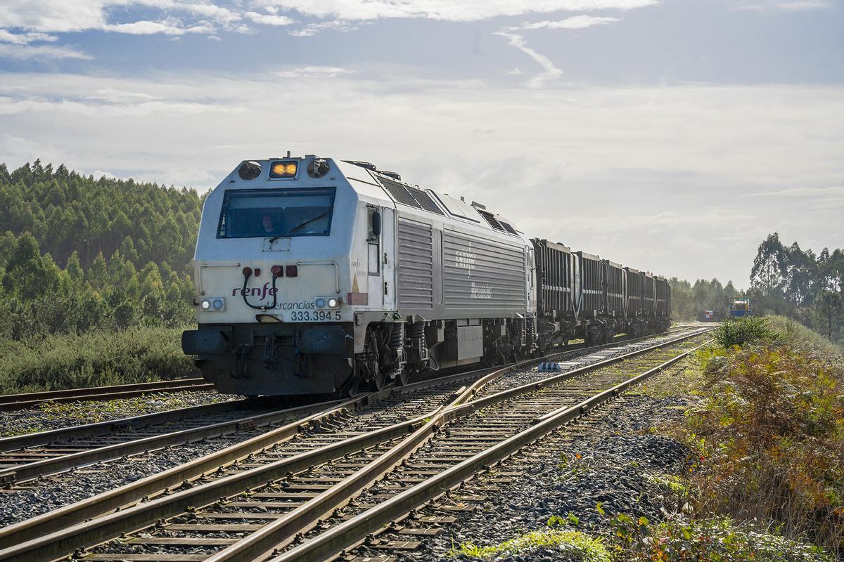 El convoy que suele transportar los residuos a la planta de Sogama.