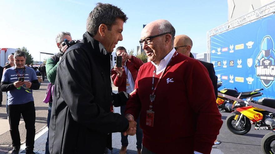 Carlos Mazón y Carmelo Ezpeleta se saludan, durante el transcurso del último Gran Premio de la Comunitat Valenciana. | FRANCISCO CALABUIG