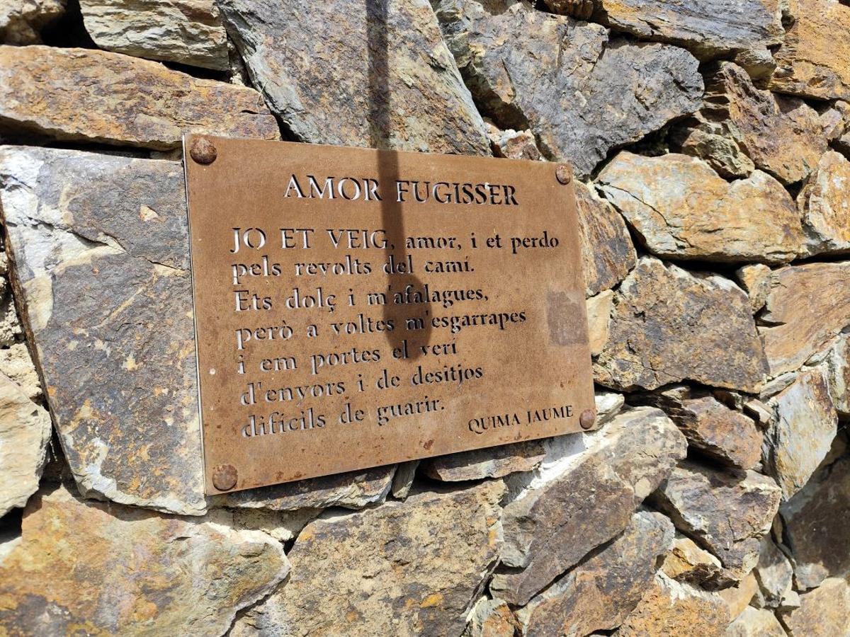 El poema 'Amor fugisser' de Quima Jaume que s'ha col·locat al costat del moble on hi ha els llibres de poesia.