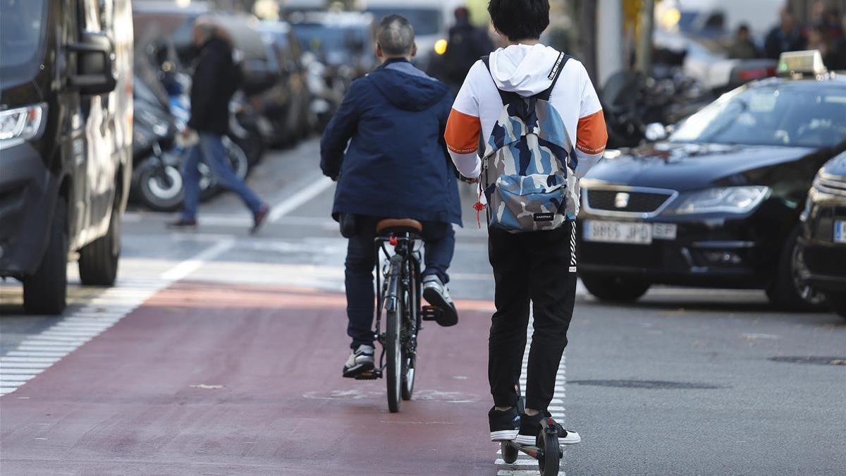 BARCELONA 28 12 2018 Bicicletas y patinete electrico por carrer Provenca  FOTO de FERRAN NADEU
