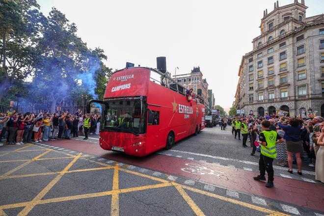 ¡De locos! Las mejores imágenes de una ciudad entregada al Barça