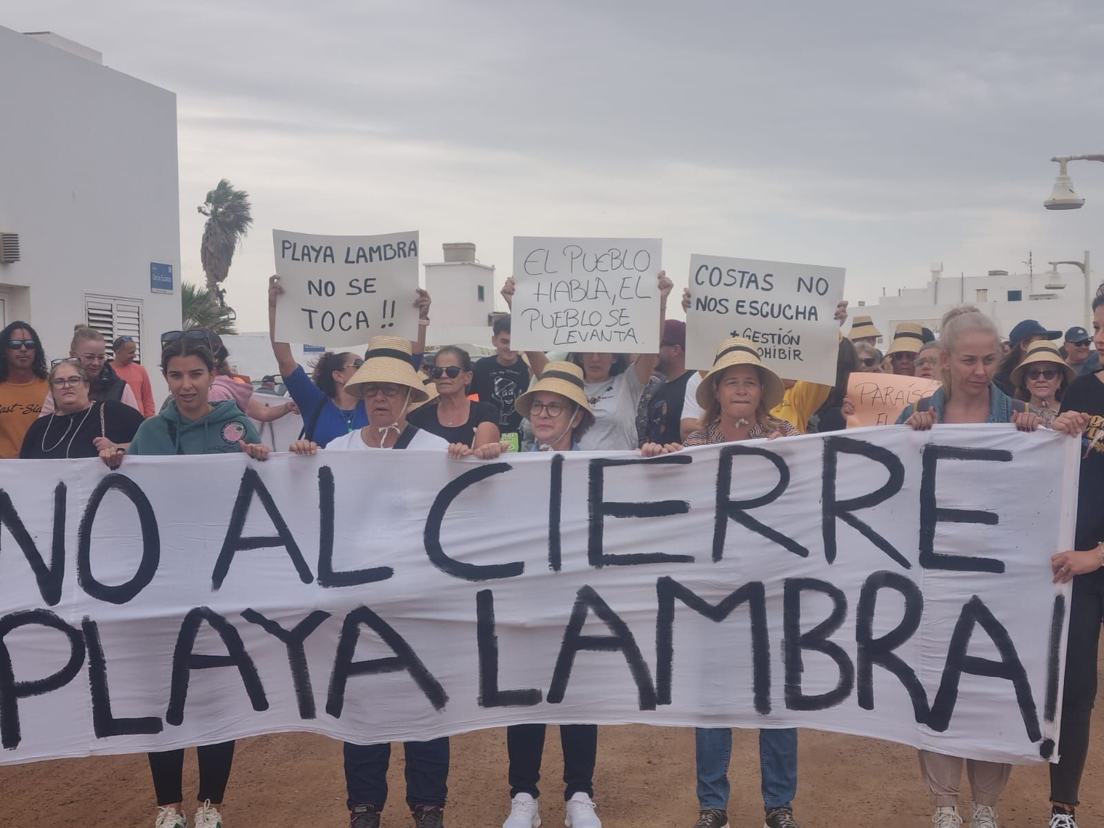 Concentración en Caleta del Sebo en contra del cierre de Playa Lambra