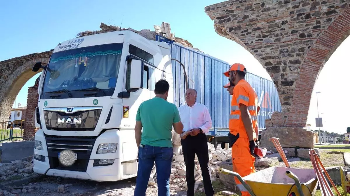 Un camión derriba parte de un acueducto del siglo XVIII en Algeciras