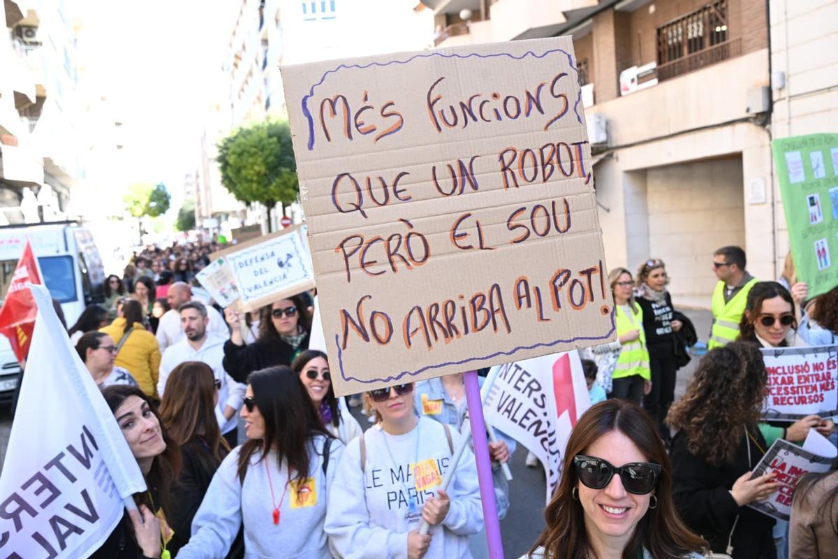 "Las maestras luchando también estamos enseñando", la educación pública se manifiesta en Elche