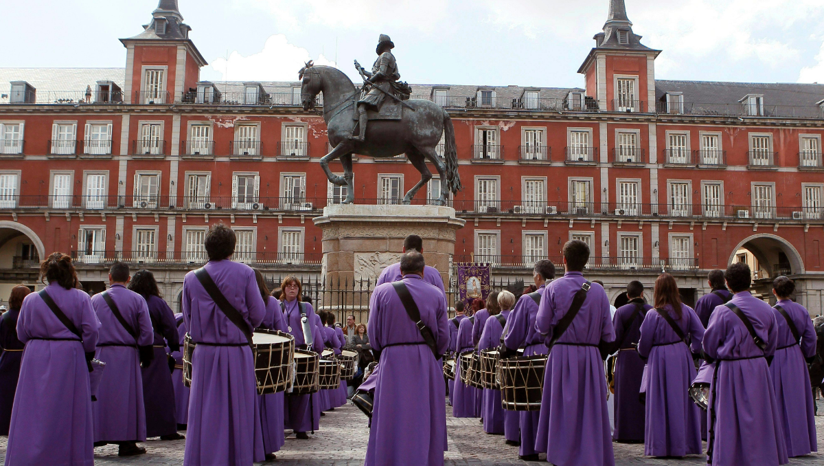 Así ha sonado la tamborrada de la Plaza Mayor que ha puesto el broche final a la Semana Santa madrileña
