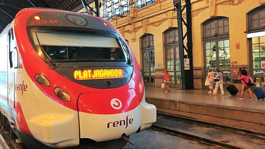 Un tren con destino a Gandia en la estación de València. | LEVANTE-EMV