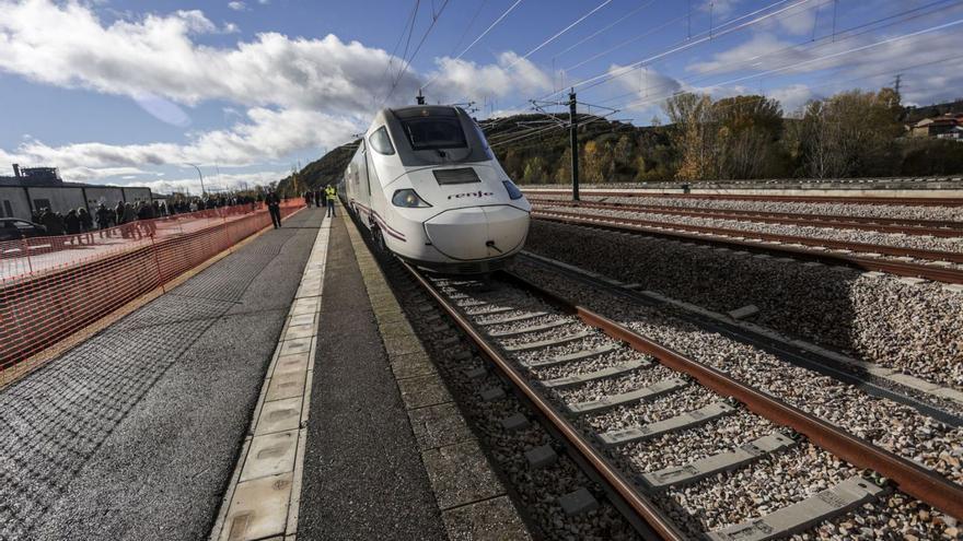 Un tren circula por el tramo entre León y La Robla. | IRMA COLLÍN