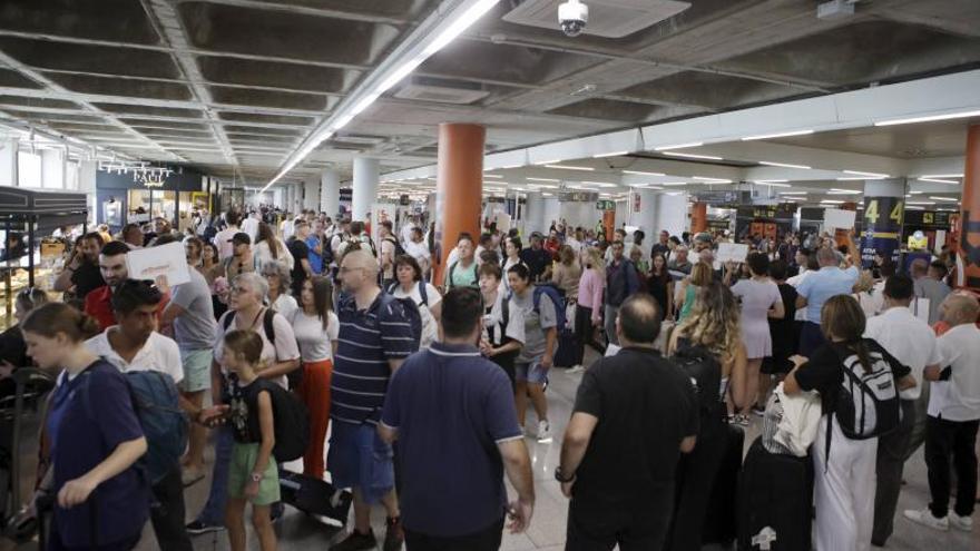 Pasajeros en el área de llegadas del aeropuerto de Palma este verano. | ENRIQUE CALVO