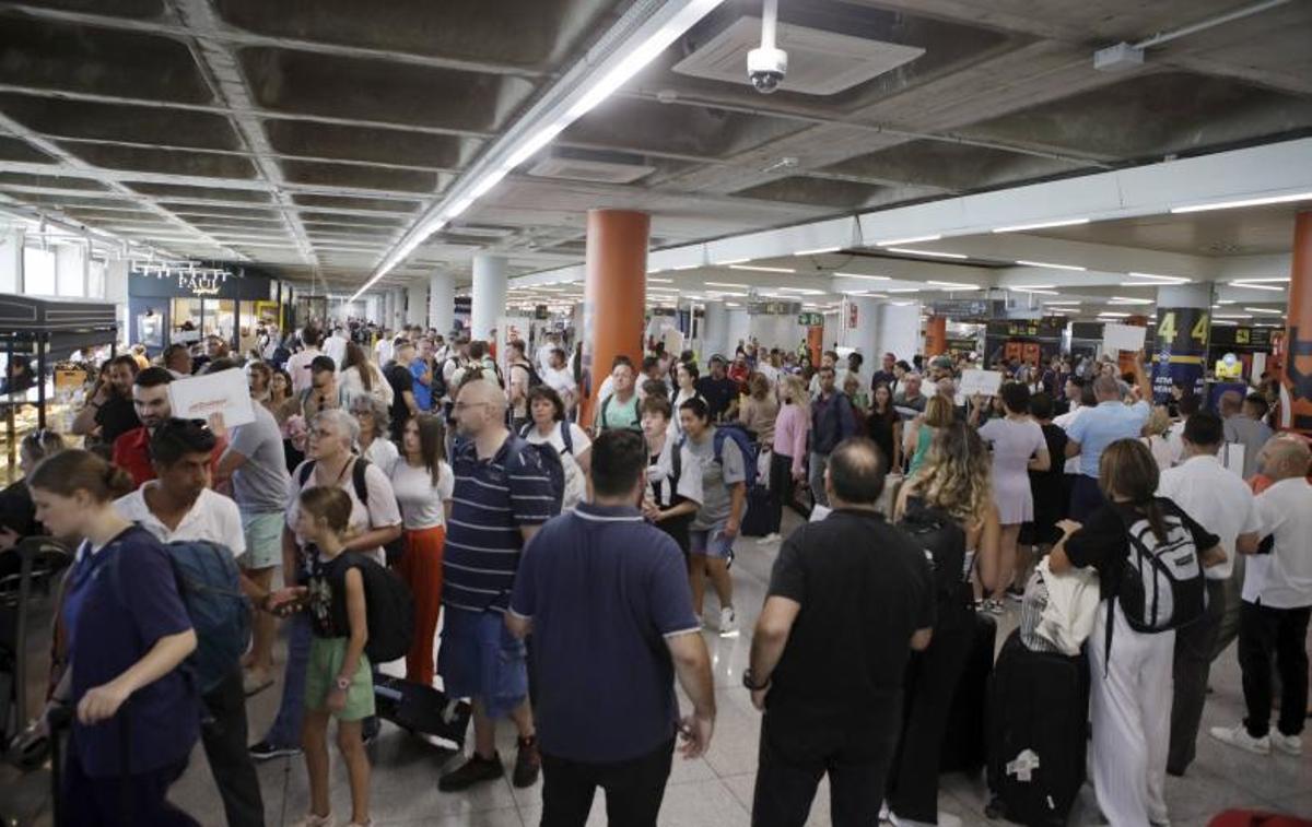 Pasajeros en el área de llegadas del aeropuerto de Palma. | ENRIQUE CALVO