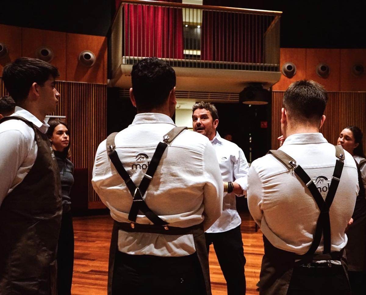 Jaques donant indicacions als cambrers.