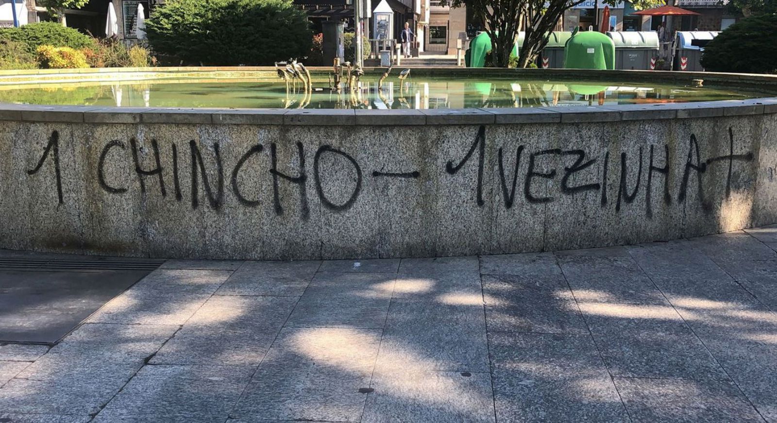 Pintada contra turistas en la alameda de Cangas. |   