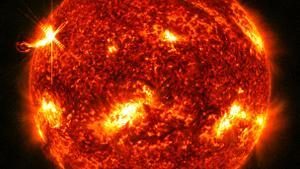 El 10 de enero, una erupción solar surgió del Sol (borde superior izquierdo), una señal de actividad magnética creciente.