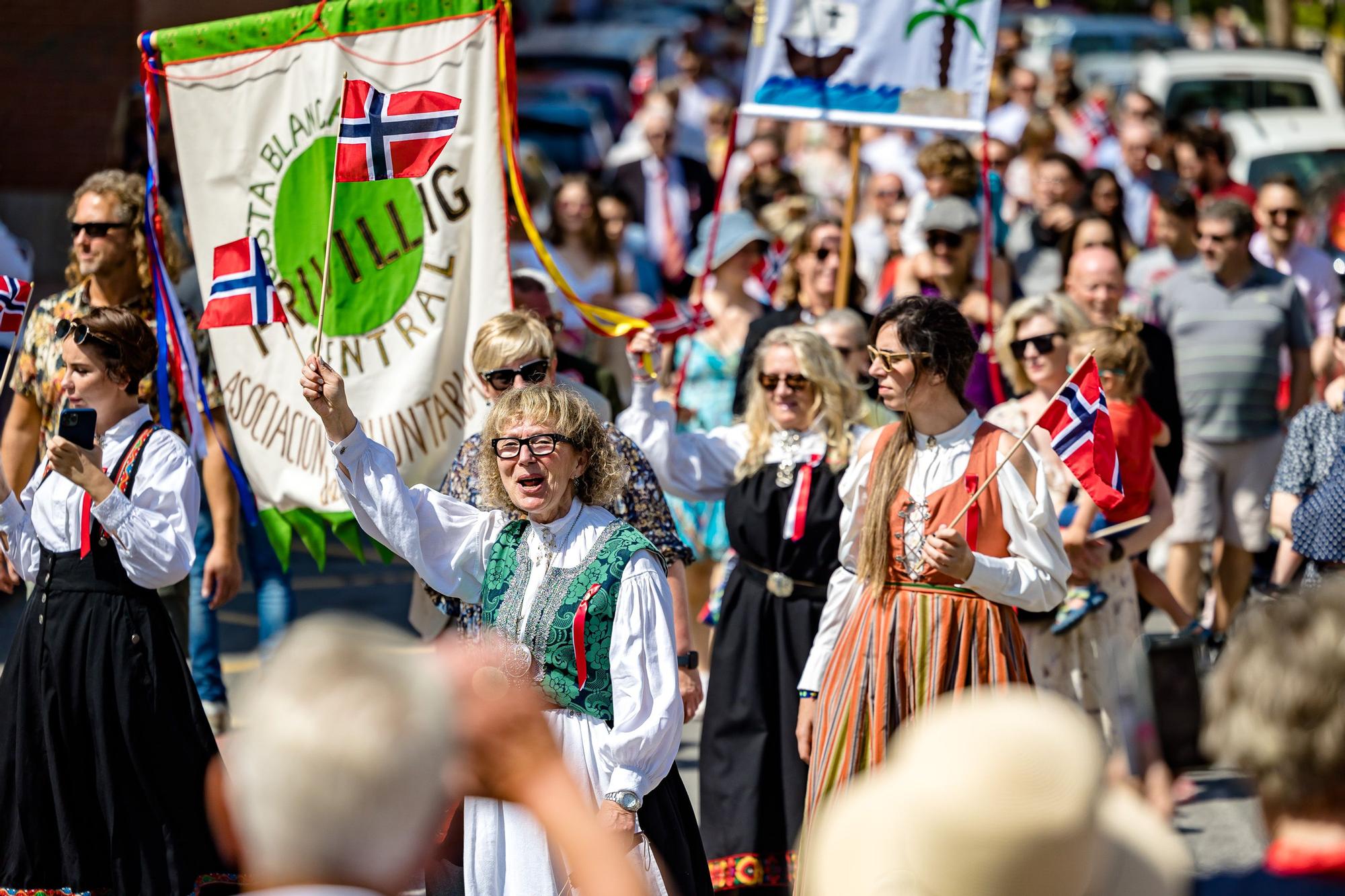 Banderas, desfiles, música, trajes regionales y un sol de justicia. L'Alfàs del Pi ha vuelto a ser este martes una "pequeña" Noruega con la celebración día oficial del país.