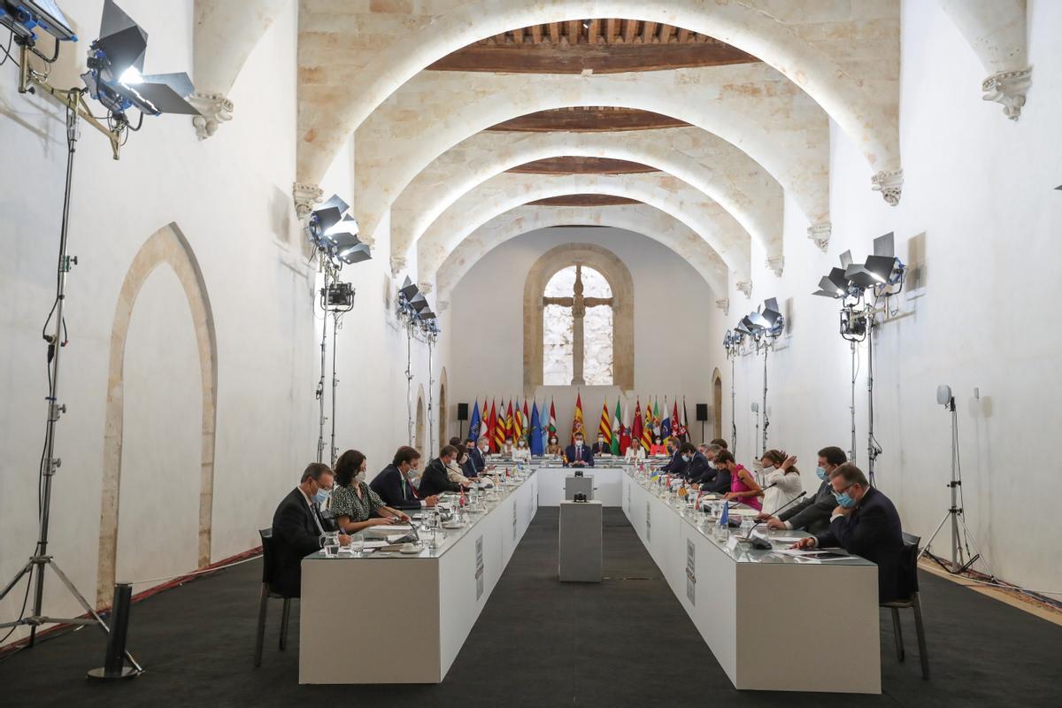 El presidente del Gobierno, Pedro Sánchez, preside el plenario de la XXIV Conferencia de Presidentes, reunida este 30 de julio en el convento de San Esteban de Salamanca.