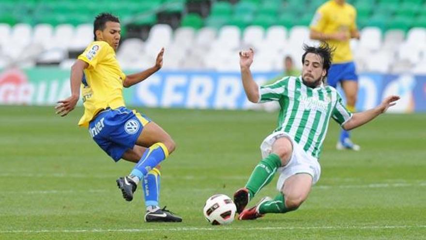 Beñat (derecha) se anticipa con un tackling frontal a Jonathan Viera en una acción defensiva de la primera parte del encuentro disputado ayer en el estadio Benito Villamarín. i LOF