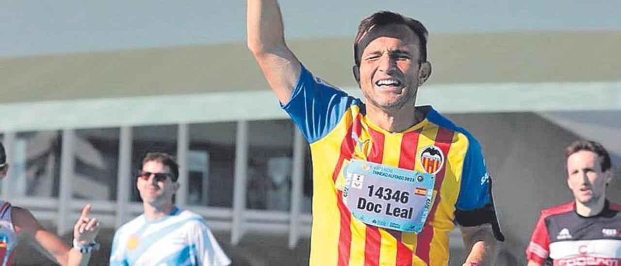 Toni Hernández dedicándole la carrera al Doctor Leal, su amigo fallecido. DEP