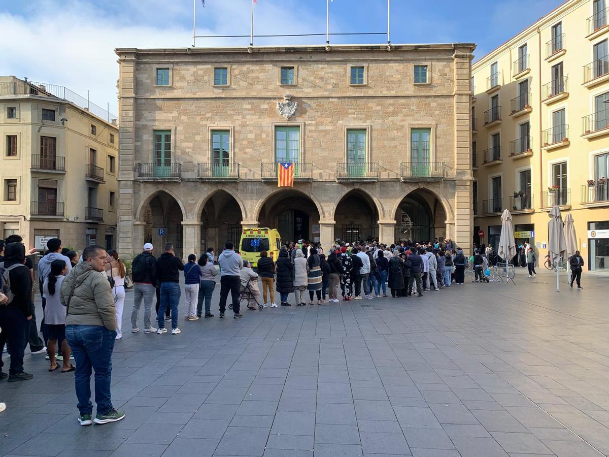 La cua que aquest matí de dimarts tornava a creuar la plça de l'Ajuntament de Manresa