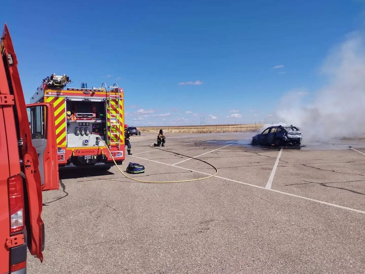 Coche incendiado.