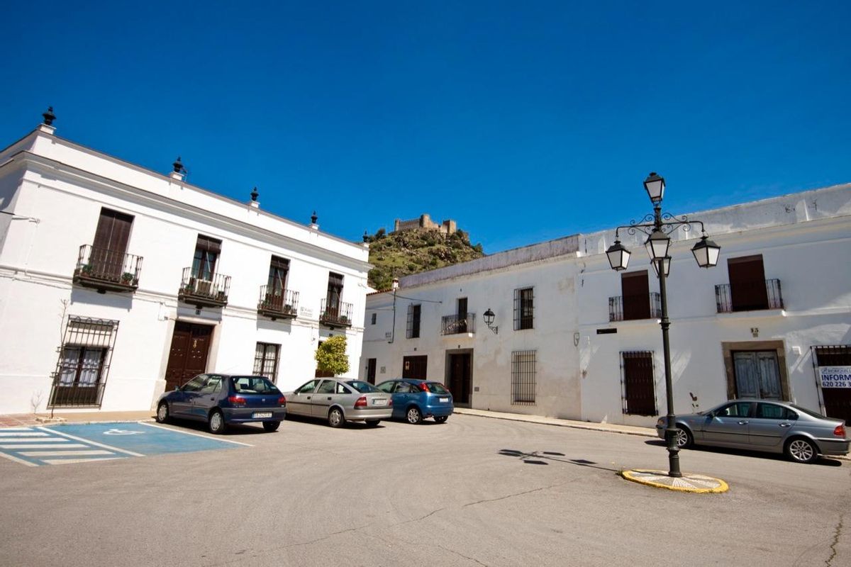 Burguillos del Cerro con su castillo al fono
