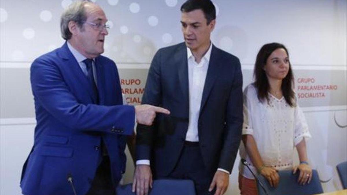 Pedro Sánchez, en el centro, ayer en la Asamblea de Madrid.