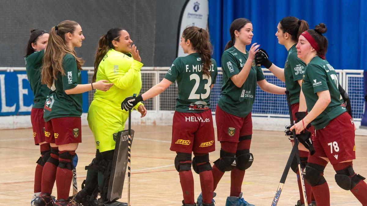 Las jugadoras del Marineda Hockey se felicitan después de un partido en el Agra I.