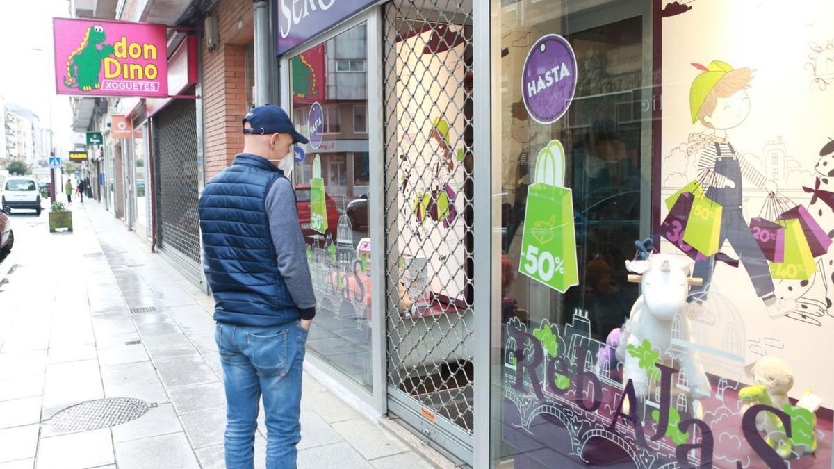 Un varón observa la oferta en una tienda de moda infantil. |   // BERNABÉ/ANA AGRA