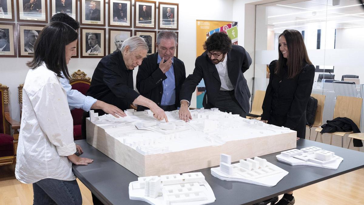 Cuatro maquetas de estudiantes del Máster de Arquitectura Hospitalaria de la UB del futuro Campus de Salut Clínic.