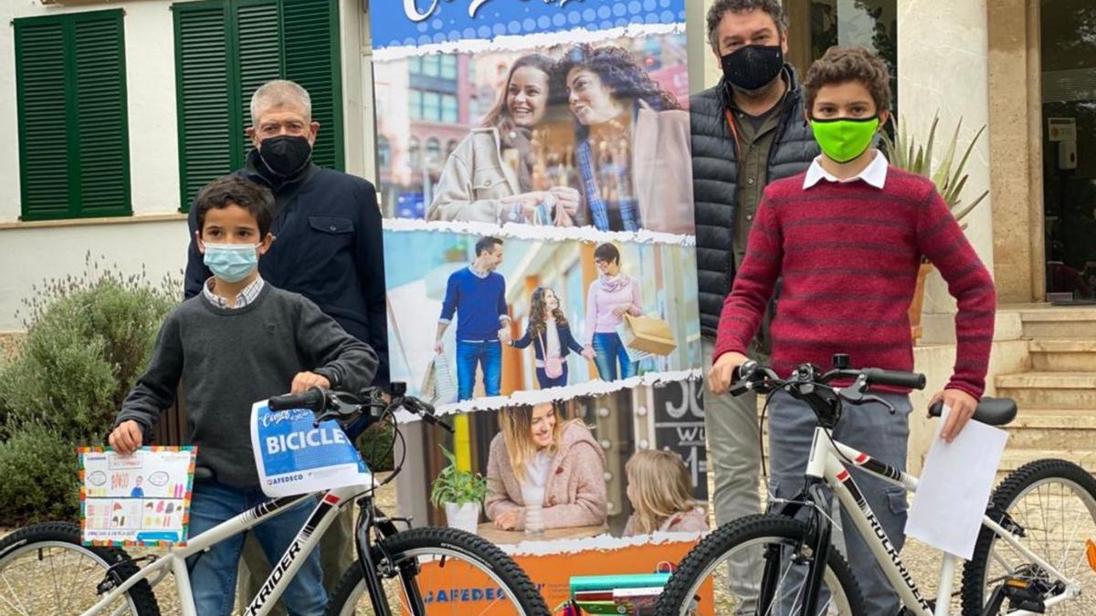 Los dos ganadores recibieron bicicletas para fomentar el consumo ecológico y responsable.