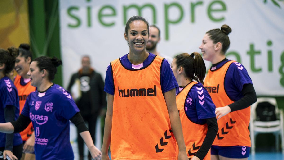 Sayına Mbengue, en el centro de la imagen, sonríe durante el último entrenamiento del Rocasa