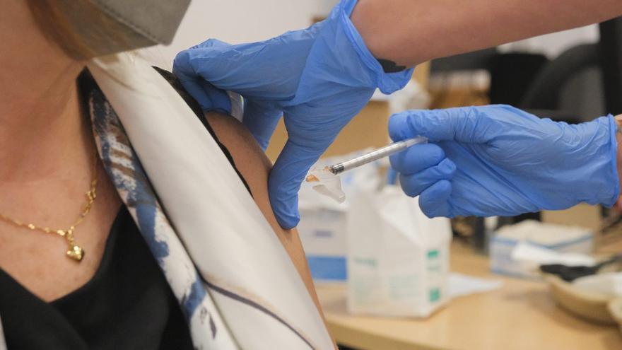 Una mujer recibe la vacuna contra la gripe en un centro de salud de las Islas. | ANDRÉS CRUZ