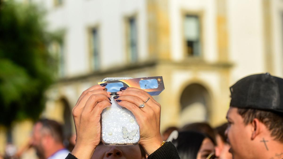 Unas gafas para ver el eclipse.