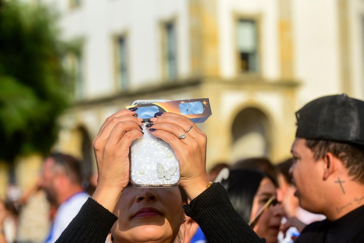 Más de 225.000 personas vivieron el eclipse solar total en las calles de la ciudad Más de 225.000 personas vivieron el eclipse solar total en las calles de la ciudad