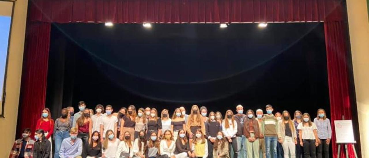 Foto de grupo de los estudiantes de bachiller, ciclos y secundaria que lograron notas excelentes durante el curso 2019-2020. | LEVANTE-EMV