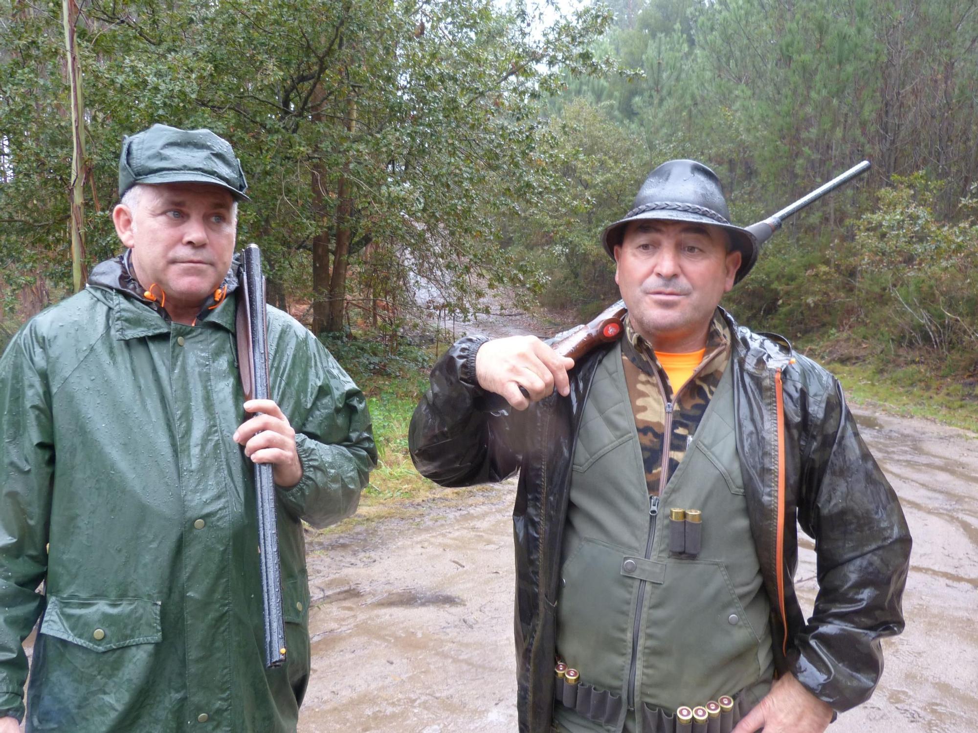 Imágenes de la primera jornada de caza menor en los montes arousanos.