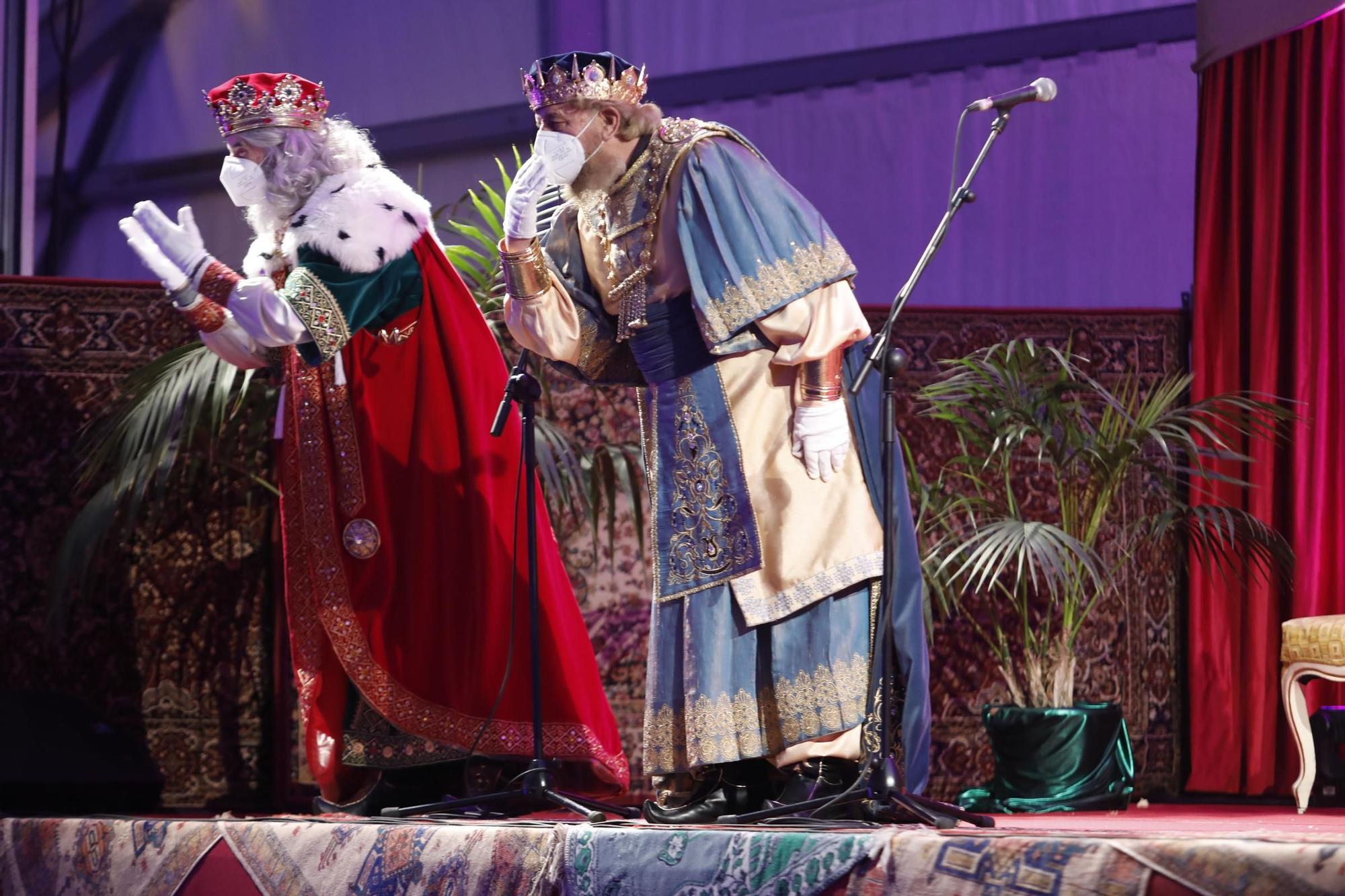 Los Reyes Magos protagonizan un segunda jornada de ilusión en Gijón