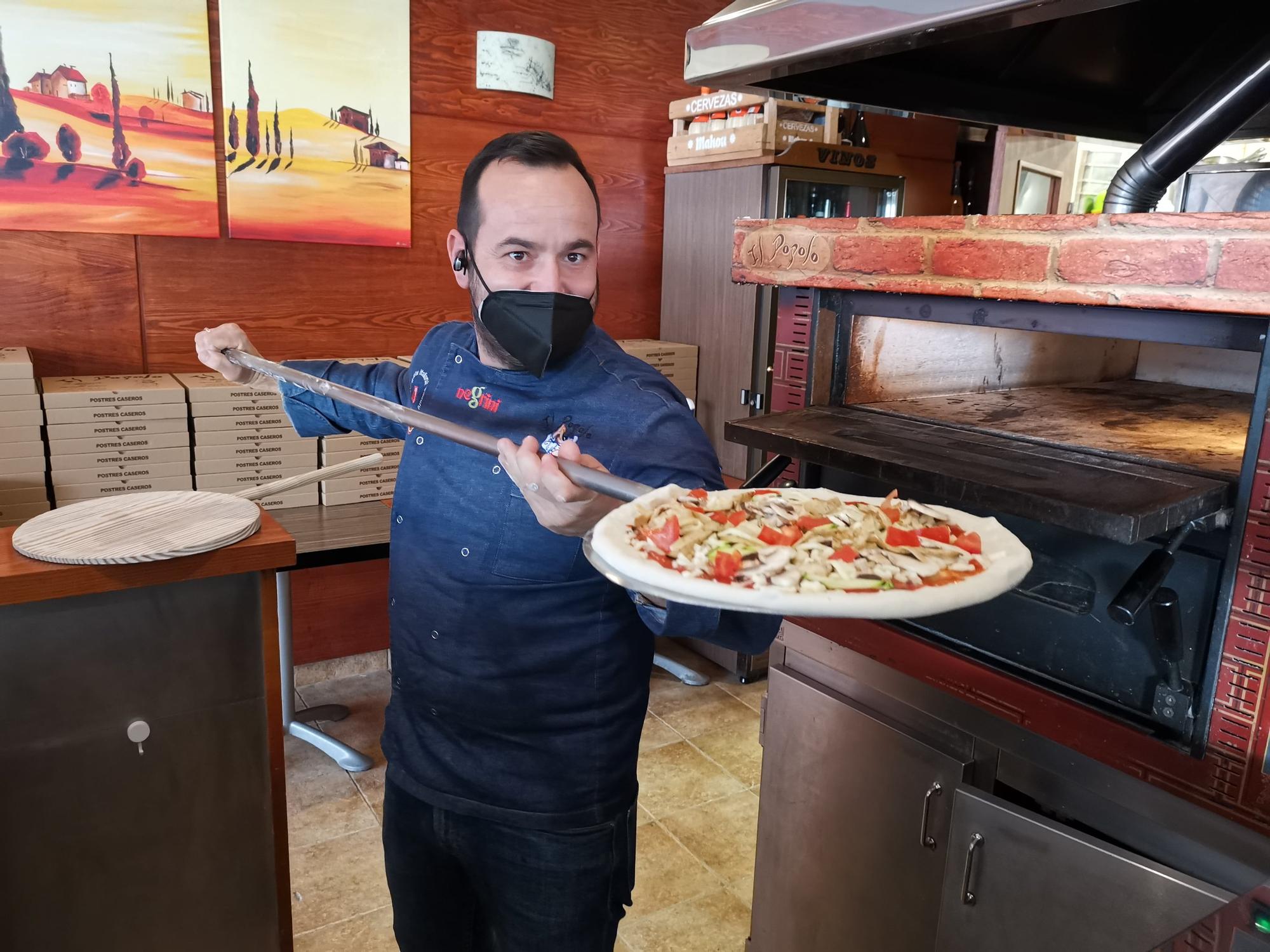 Manel Rial, preparando pizzas para llevar en el restaurante Il Popolo