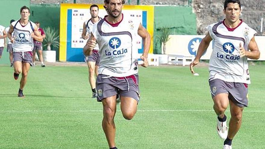 Marcos Márquez y Darino, ayer en Barranco Seco, durante la primera sesión física en Gran Canaria de la pretemporada. Detrás, Ruymán e Ione.