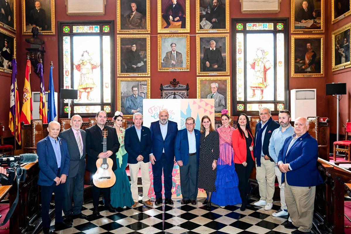 Palmas Bürgermeister Jaime Martínez (Mitte) bei der Präsentation der Feria de Abril im Rathaus.