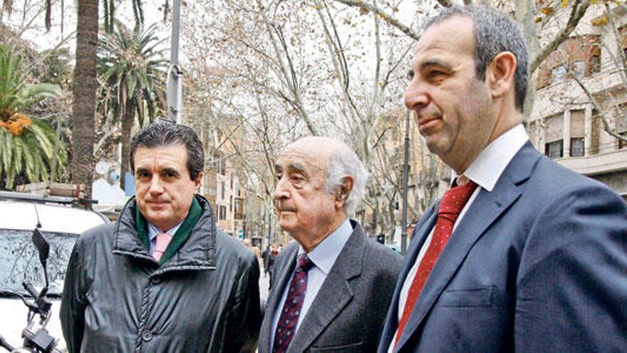 Jaume Matas, izquierda, con sus exabogados Rafael Perera y Antonio Alberca