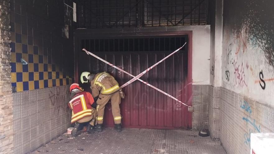 Los bomberos proceden a la clausura del garaje tras la inspección de los técnicos municipales.