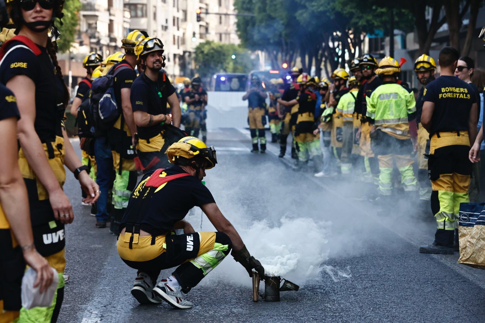 Manifestación en València de los bomberos forestales