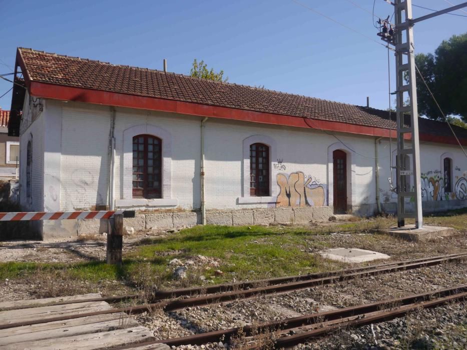 Las antiguas escuelas ferroviarias, hoy abandonadas, que la Asociación de Vecinos pide para poder darles uso.