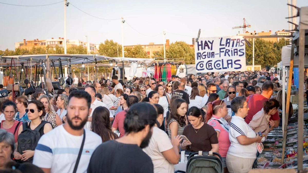 Numeroso público recorre los puestos del mercadillo de Mérida en una de sus anteriores jornadas.
