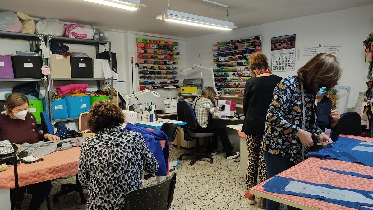 El taller de Mercedes Fonseca, con miembros de la nueva Asociación de Costureras Zamoranas.