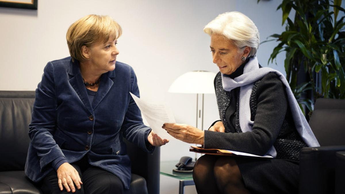 La cancillera alemana, Angela Merkel (izquierda), habla con la presidenta del FMI, Christine Lagarde, el miércoles, en Bruselas.