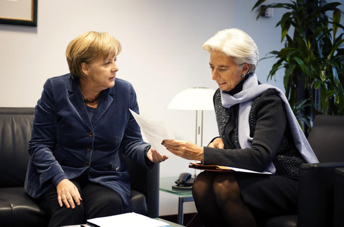 La cancellera alemanya, Angela Merkel (esquerra), parla amb la presidenta de l’FMI, Christine Lagarde, dimecres, a Brussel·les. La cancellera alemanya, Angela Merkel (esquerra), parla amb la presidenta de l’FMI, Christine Lagarde, dimecres, a Brussel·les.